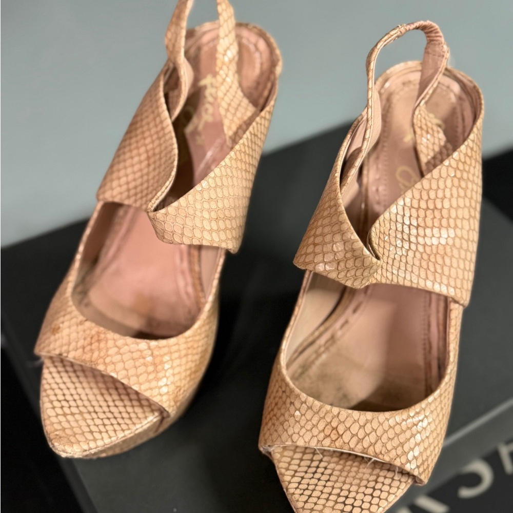 Alice Olivia Tan Peep-Toe Women's Shoes size 39